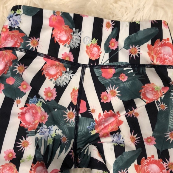 Lululemon RARE wunder under crop palm play multi. A11 - Picture 6 of 7